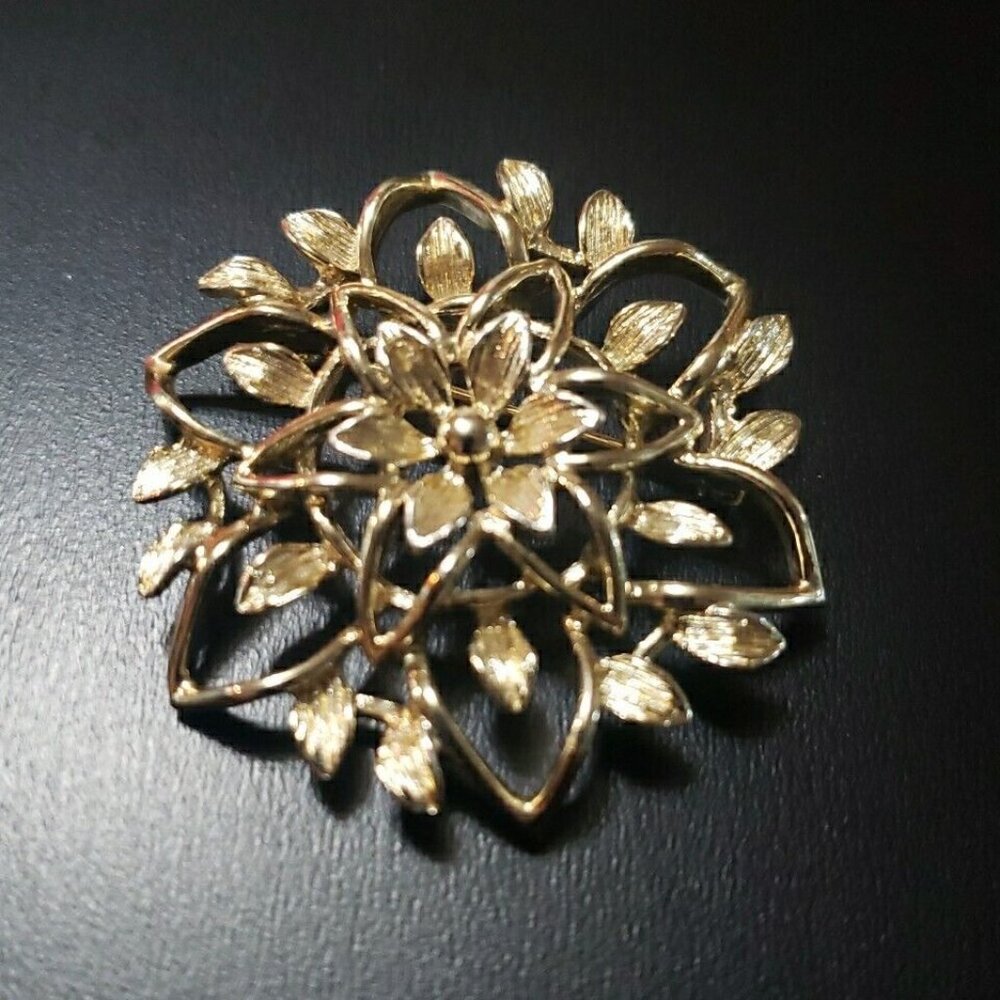 Vintage Gold-Tone Floral Filigree Brooch Pin Jewelry Accessory Sarah Coventry